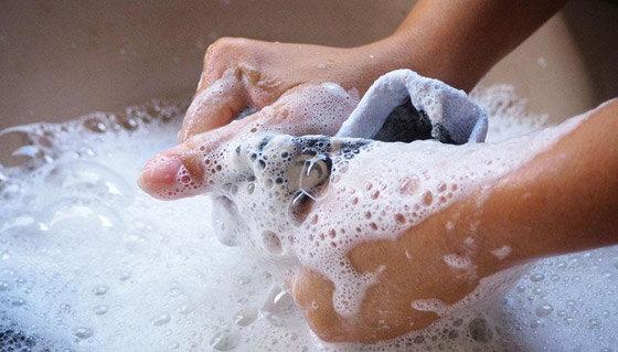 إليك طريقة التنظيف الصحيحة للجوارب في الغسالة أو بصورة يدوية صورة رقم 3