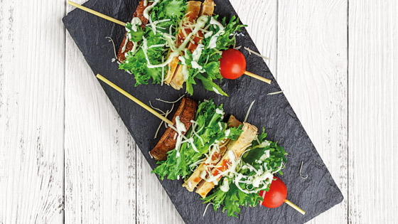 اليكم طريقة تحضير سلطة القيصر على عيدان الخيزران صورة رقم 3