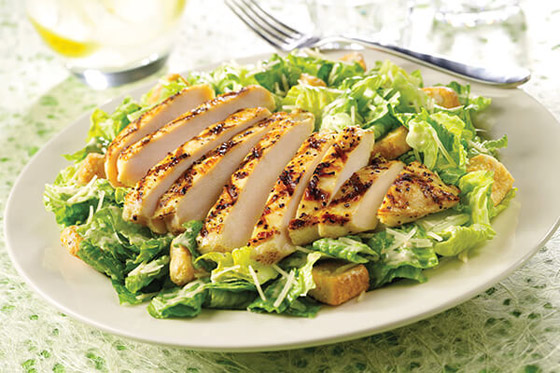 اليكم طريقة تحضير سلطة القيصر على عيدان الخيزران صورة رقم 5