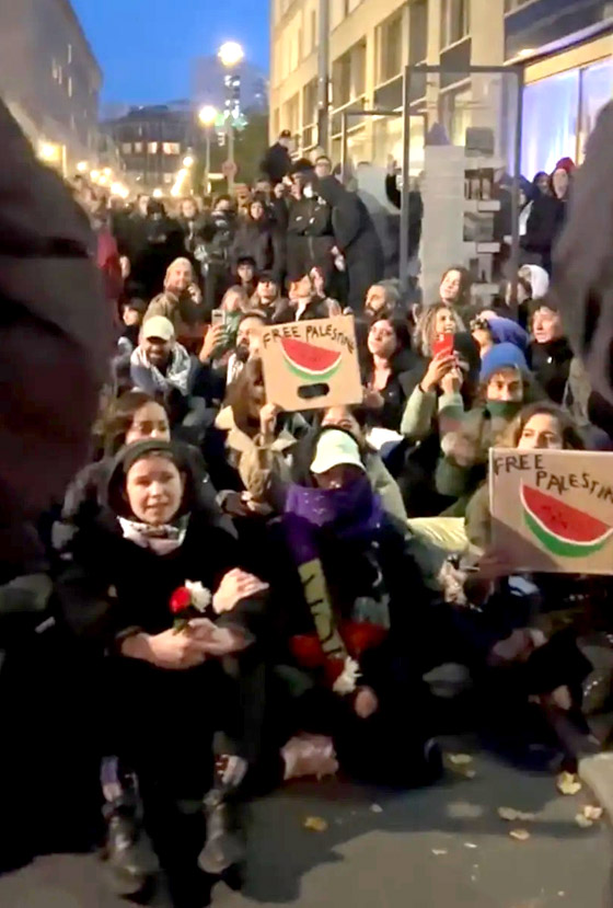 فاكهة البطيخ عادت وغزت صورها مواقع التواصل الاجتماعي مع الحرب الأخيرة. فما قصتها؟ صورة رقم 1 فاكهة البطيخ عادت وغزت صورها مواقع التواصل الاجتماعي مع الحرب الأخيرة. فما قصتها؟ صورة رقم 1