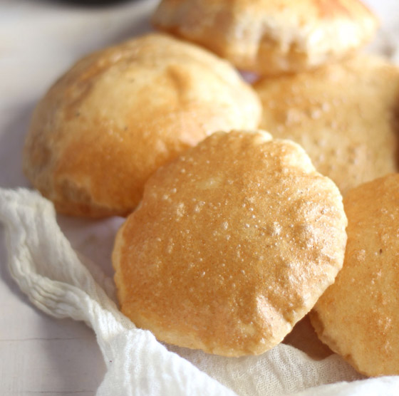 إليكم طريقة تحضير خبز البوري المنفوخ المقلي بطعمه المميز والطيب صورة رقم 6