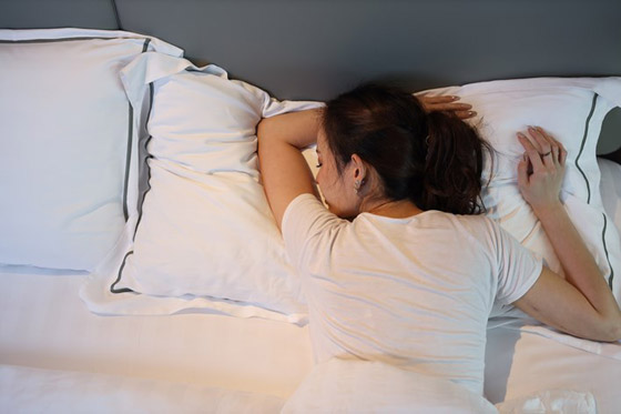 النوم على الوجه.. أسرع طريقة لظهور التجاعيد! صورة رقم 1