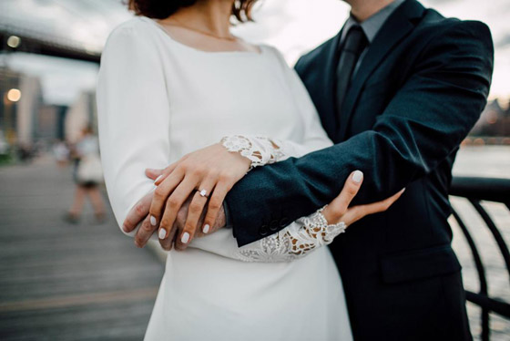 سيدة جميلة نصبت على 3 رجال وتزوجتم بحفلات زفاف مزيفة من أجل المال! صورة رقم 2