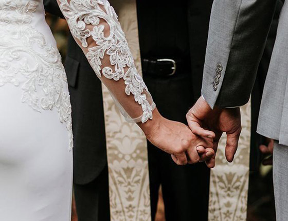 سيدة جميلة نصبت على 3 رجال وتزوجتم بحفلات زفاف مزيفة من أجل المال! صورة رقم 5