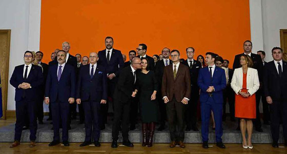 فيديو: فضيحة أمام حشد من الوزراء بمحاولة وزير تقبيل نظيرته الألمانية صورة رقم 8 فيديو: فضيحة أمام حشد من الوزراء بمحاولة وزير تقبيل نظيرته الألمانية صورة رقم 8