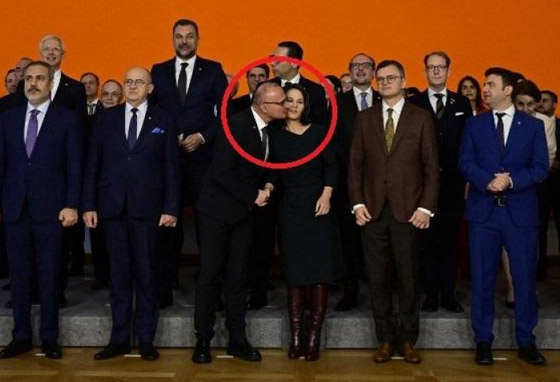 فيديو: فضيحة أمام حشد من الوزراء بمحاولة وزير تقبيل نظيرته الألمانية صورة رقم 1 فيديو: فضيحة أمام حشد من الوزراء بمحاولة وزير تقبيل نظيرته الألمانية صورة رقم 1