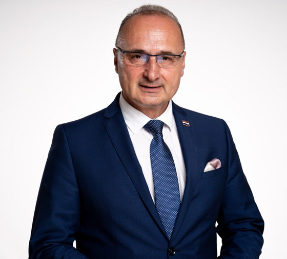 فيديو: فضيحة أمام حشد من الوزراء بمحاولة وزير تقبيل نظيرته الألمانية صورة رقم 9 فيديو: فضيحة أمام حشد من الوزراء بمحاولة وزير تقبيل نظيرته الألمانية صورة رقم 9