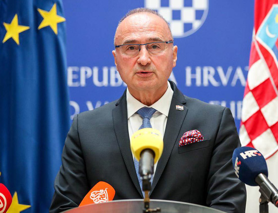 فيديو: فضيحة أمام حشد من الوزراء بمحاولة وزير تقبيل نظيرته الألمانية صورة رقم 10 فيديو: فضيحة أمام حشد من الوزراء بمحاولة وزير تقبيل نظيرته الألمانية صورة رقم 10