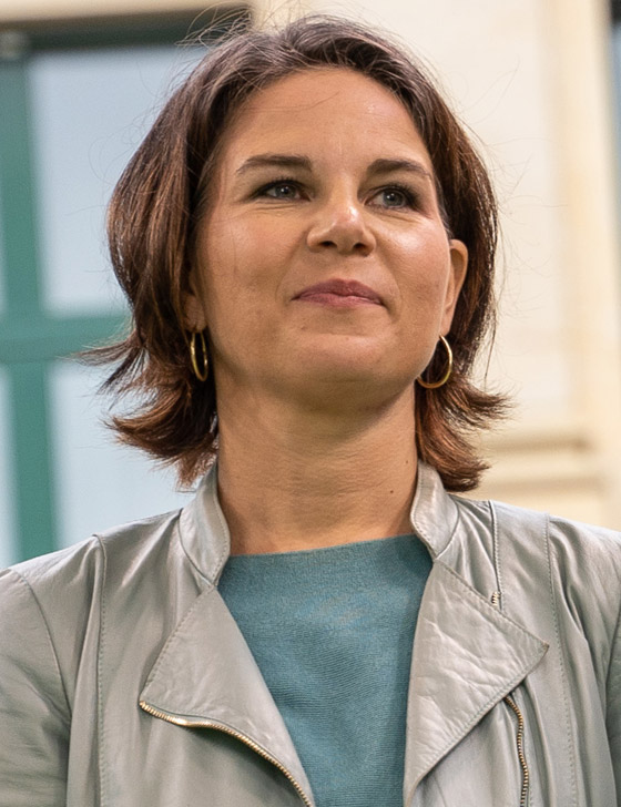 فيديو: فضيحة أمام حشد من الوزراء بمحاولة وزير تقبيل نظيرته الألمانية صورة رقم 12 فيديو: فضيحة أمام حشد من الوزراء بمحاولة وزير تقبيل نظيرته الألمانية صورة رقم 12