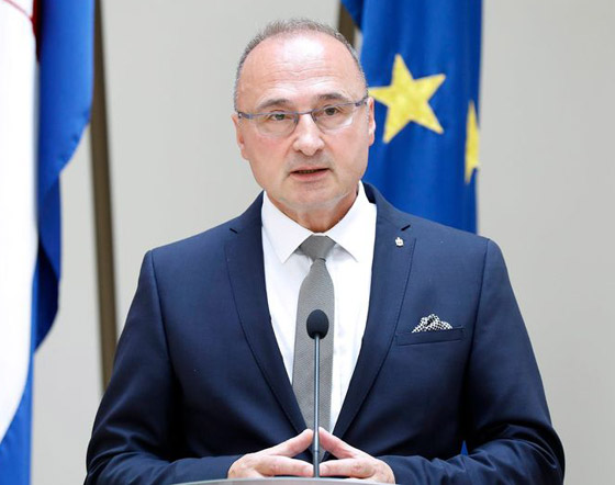 فيديو: فضيحة أمام حشد من الوزراء بمحاولة وزير تقبيل نظيرته الألمانية صورة رقم 11 فيديو: فضيحة أمام حشد من الوزراء بمحاولة وزير تقبيل نظيرته الألمانية صورة رقم 11