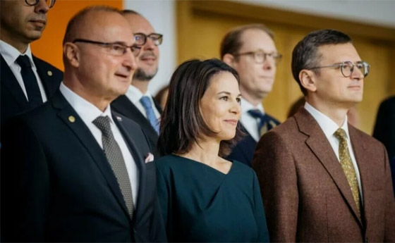 فيديو: فضيحة أمام حشد من الوزراء بمحاولة وزير تقبيل نظيرته الألمانية صورة رقم 4 فيديو: فضيحة أمام حشد من الوزراء بمحاولة وزير تقبيل نظيرته الألمانية صورة رقم 4