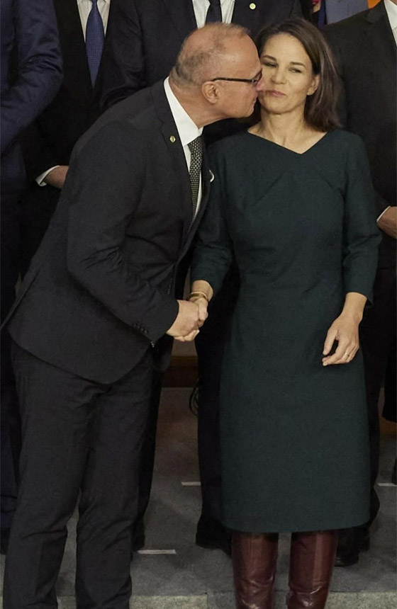 فيديو: فضيحة أمام حشد من الوزراء بمحاولة وزير تقبيل نظيرته الألمانية صورة رقم 5 فيديو: فضيحة أمام حشد من الوزراء بمحاولة وزير تقبيل نظيرته الألمانية صورة رقم 5