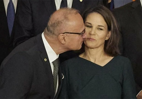 فيديو: فضيحة أمام حشد من الوزراء بمحاولة وزير تقبيل نظيرته الألمانية صورة رقم 6 فيديو: فضيحة أمام حشد من الوزراء بمحاولة وزير تقبيل نظيرته الألمانية صورة رقم 6