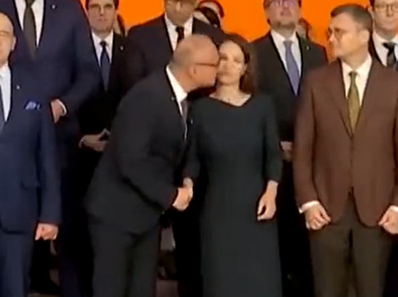 فيديو: فضيحة أمام حشد من الوزراء بمحاولة وزير تقبيل نظيرته الألمانية صورة رقم 7 فيديو: فضيحة أمام حشد من الوزراء بمحاولة وزير تقبيل نظيرته الألمانية صورة رقم 7