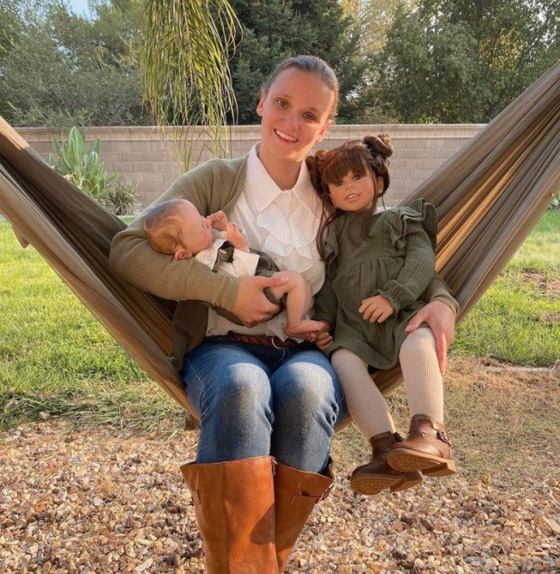 امرأة تنفق آلاف الدولارات على 32 دمى رضع صورة رقم 1