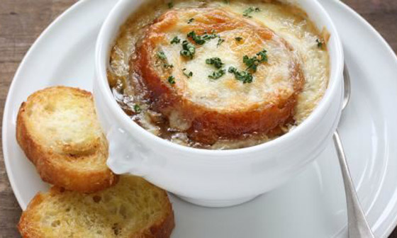 إليكم وصفة شوربة البصل مع الخبز والجبنة.. طبق فرنسي لذيذ (فيديو) صورة رقم 3