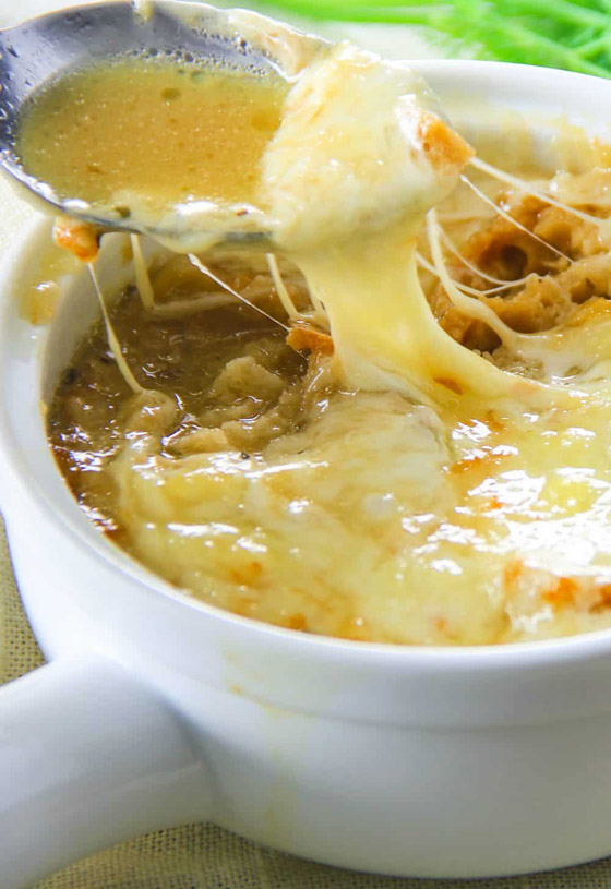 إليكم وصفة شوربة البصل مع الخبز والجبنة.. طبق فرنسي لذيذ (فيديو) صورة رقم 6