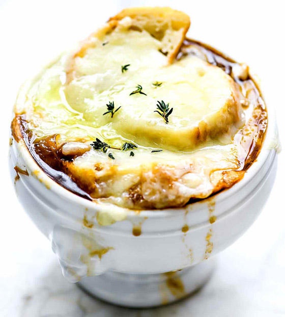 إليكم وصفة شوربة البصل مع الخبز والجبنة.. طبق فرنسي لذيذ (فيديو) صورة رقم 9