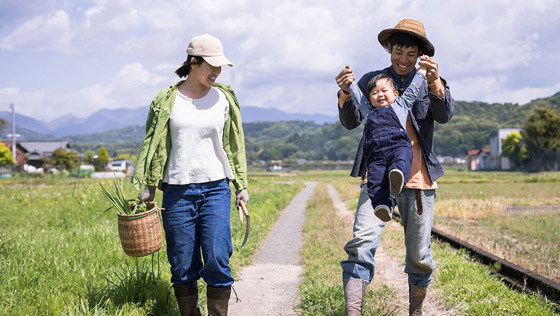 يتدلى من حافة صخرية.. هذا المتجر 