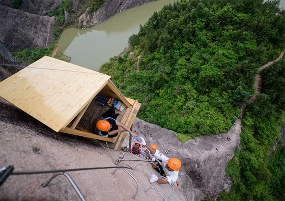 يتدلى من حافة صخرية.. هذا المتجر 