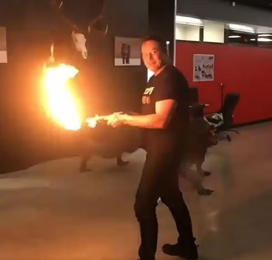 بسبب كرهه للألوان الزاهية.. إيلون ماسك يحظر ارتداء ملابس الأمان صورة رقم 1