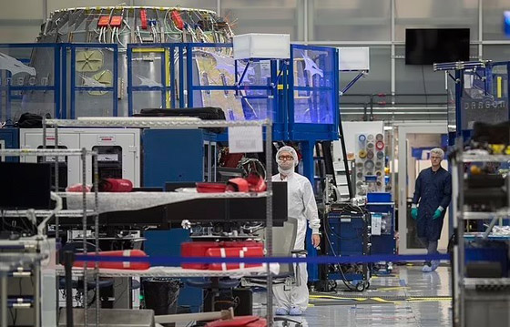 بسبب كرهه للألوان الزاهية.. إيلون ماسك يحظر ارتداء ملابس الأمان صورة رقم 2