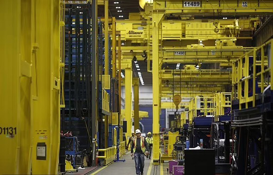 بسبب كرهه للألوان الزاهية.. إيلون ماسك يحظر ارتداء ملابس الأمان صورة رقم 3