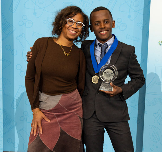 عالم أمريكي (14 عاما) يحصد جائزة لابتكاره صابونا يكافح أخطر أنواع السرطان صورة رقم 6