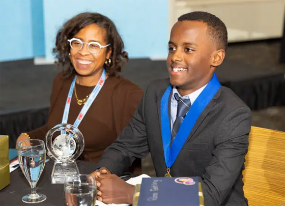 عالم أمريكي (14 عاما) يحصد جائزة لابتكاره صابونا يكافح أخطر أنواع السرطان صورة رقم 13