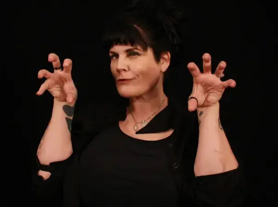 لديها قدرات خارقة.. سيدة تعيش بـ52 شريحة إلكترونية في جسدها (صور) صورة رقم 8