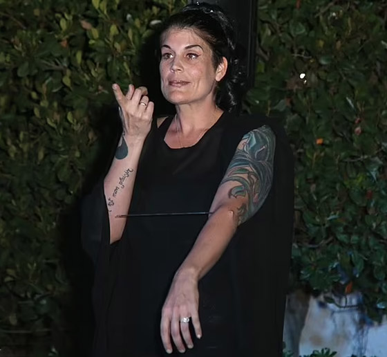 لديها قدرات خارقة.. سيدة تعيش بـ52 شريحة إلكترونية في جسدها (صور) صورة رقم 15