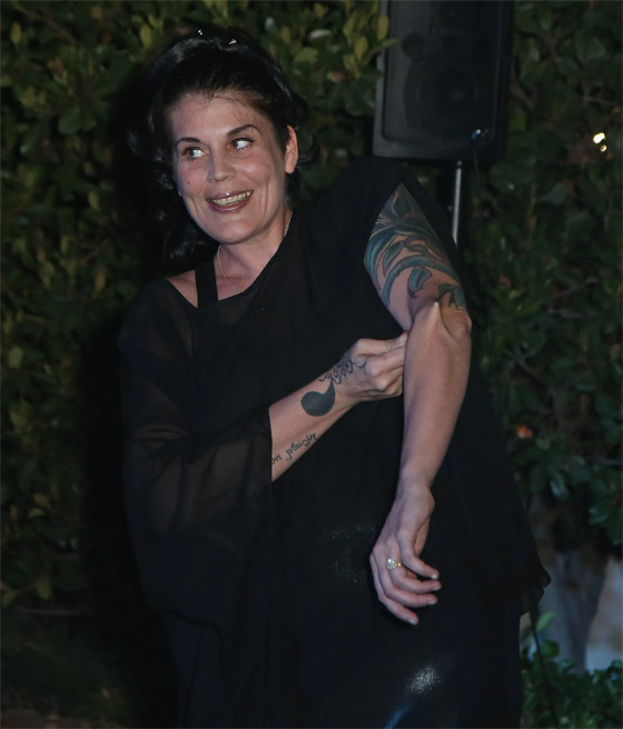 لديها قدرات خارقة.. سيدة تعيش بـ52 شريحة إلكترونية في جسدها (صور) صورة رقم 17