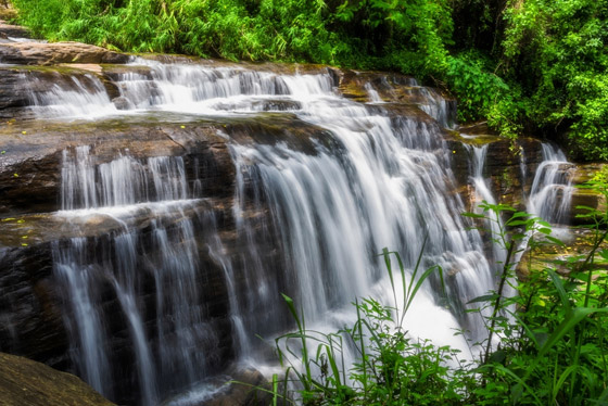بالصور: جولة على الشلالات الشهيرة الجاذبة للسائحين في سريلانكا صورة رقم 4 بالصور: جولة على الشلالات الشهيرة الجاذبة للسائحين في سريلانكا صورة رقم 4