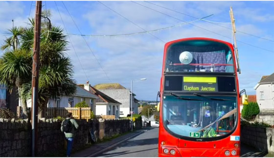 يحول حافلة قديمة إلى منزل أحلامه بعدما ضاق ذرعاً بمنزله صورة رقم 3