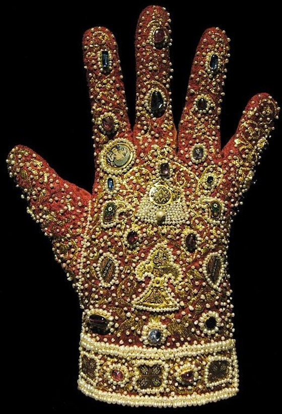 تاريخ القفازات.. القطعة التي لا تفارق الأميرات صورة رقم 1