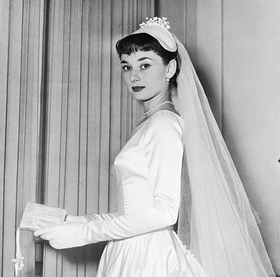 تاريخ القفازات.. القطعة التي لا تفارق الأميرات صورة رقم 5