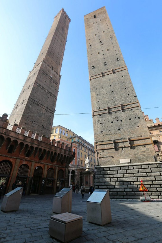 إيطاليا..خبراء يحذرون من انهيار برج غاريسيندا الشهير في بولونيا صورة رقم 3