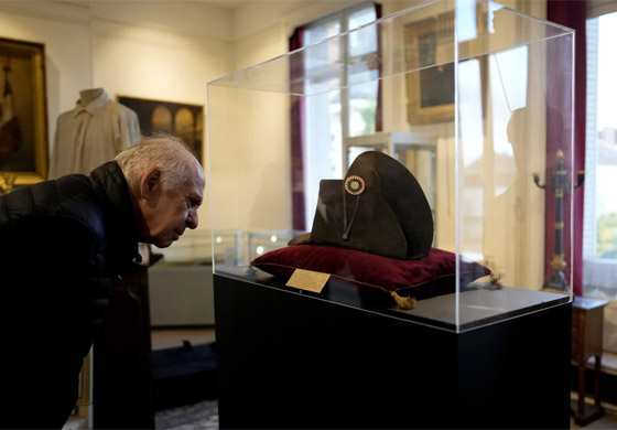 قبعة نابليون للبيع في مزاد.. وتوقعات بتحقيقها رقما كبيرا صورة رقم 4