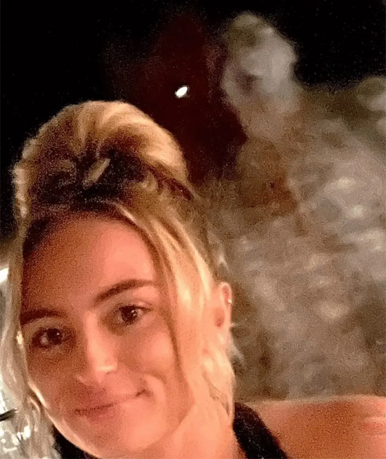 بريطانيان التقطا صورة بمطعم قديم.. وضيف 