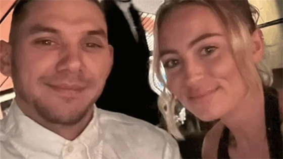 بريطانيان التقطا صورة بمطعم قديم.. وضيف 