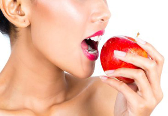 10 أغذية مدهشة ستجعلك أكثر شبابا وتكسب البشرة نضارة.. بينها الجوز والرمان.. صورة رقم 12