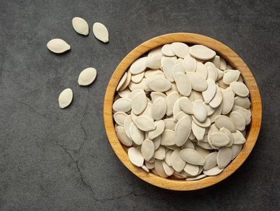 10 أغذية مدهشة ستجعلك أكثر شبابا وتكسب البشرة نضارة.. بينها الجوز والرمان.. صورة رقم 9