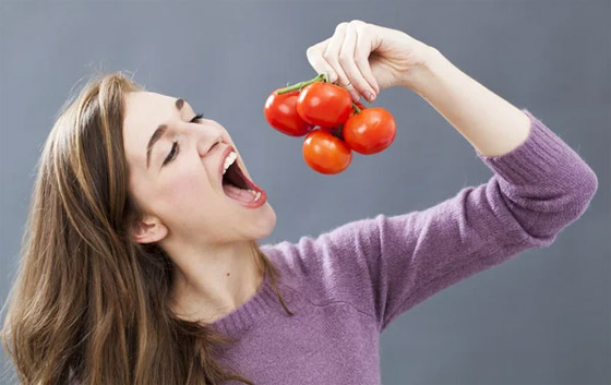 10 أغذية مدهشة ستجعلك أكثر شبابا وتكسب البشرة نضارة.. بينها الجوز والرمان.. صورة رقم 3