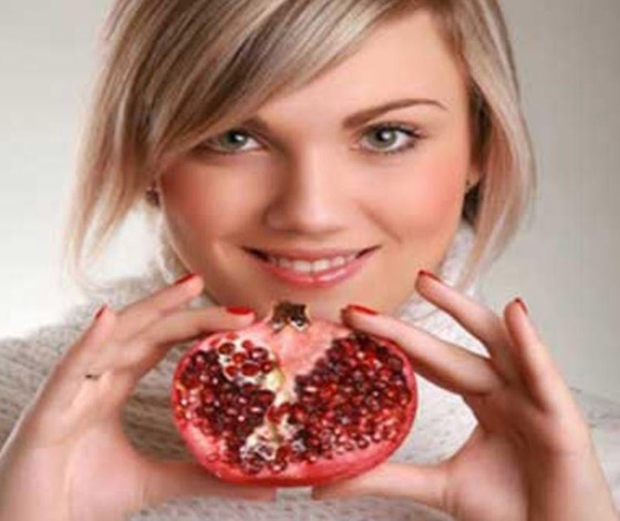 10 أغذية مدهشة ستجعلك أكثر شبابا وتكسب البشرة نضارة.. بينها الجوز والرمان.. صورة رقم 6