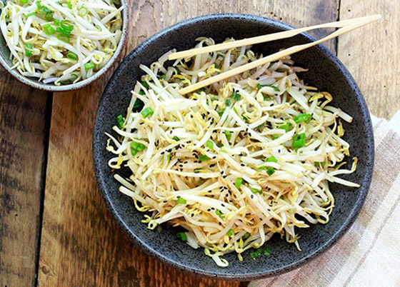 10 أغذية مدهشة ستجعلك أكثر شبابا وتكسب البشرة نضارة.. بينها الجوز والرمان.. صورة رقم 5