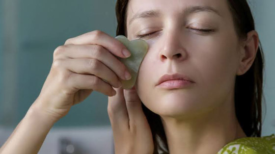 كيف يحافظ حجر «الغواشا» على نضارة البشرة؟ صورة رقم 7