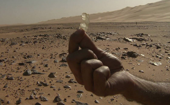 مادة غريبة متخفية بين مصر وليبيا أصلها من الفضاء.. فيديو وصور صورة رقم 7