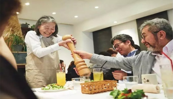 مقهى فريد من نوعه يوظف مصابين بالخرف للعمل في خدمة الزبائن صورة رقم 4