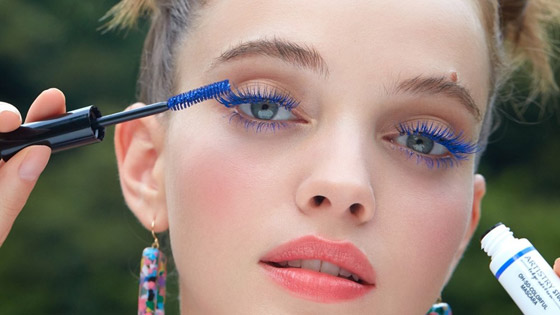 الأجرأ في 2024.. هل ستجربين الماسكارا الملوَّنة؟ صورة رقم 1