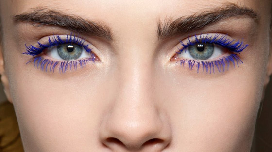 الأجرأ في 2024.. هل ستجربين الماسكارا الملوَّنة؟ صورة رقم 2